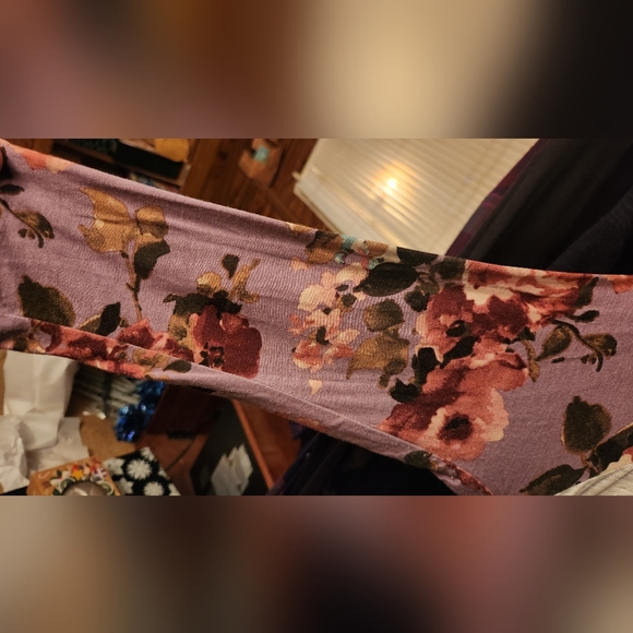 LaClef Floral Ruched Longsleeve - Picture 2 of 4